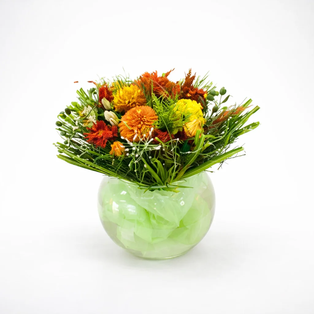 dried-flowers-with-glass-vase