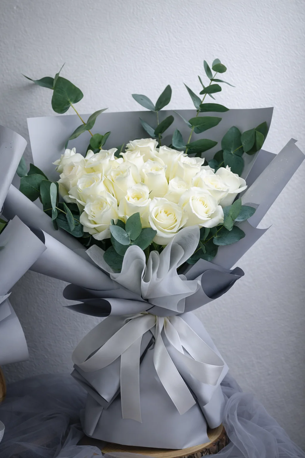 24 white Roses